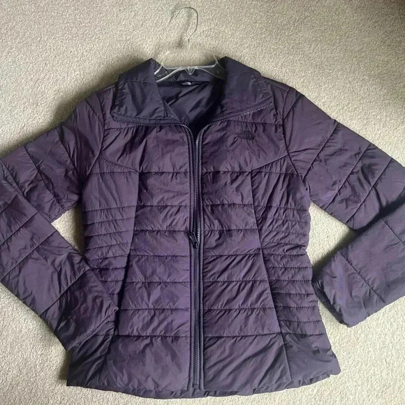 The North Face Woman’s Purple Puffer Jacket. Size Small - Picture 2 of 8